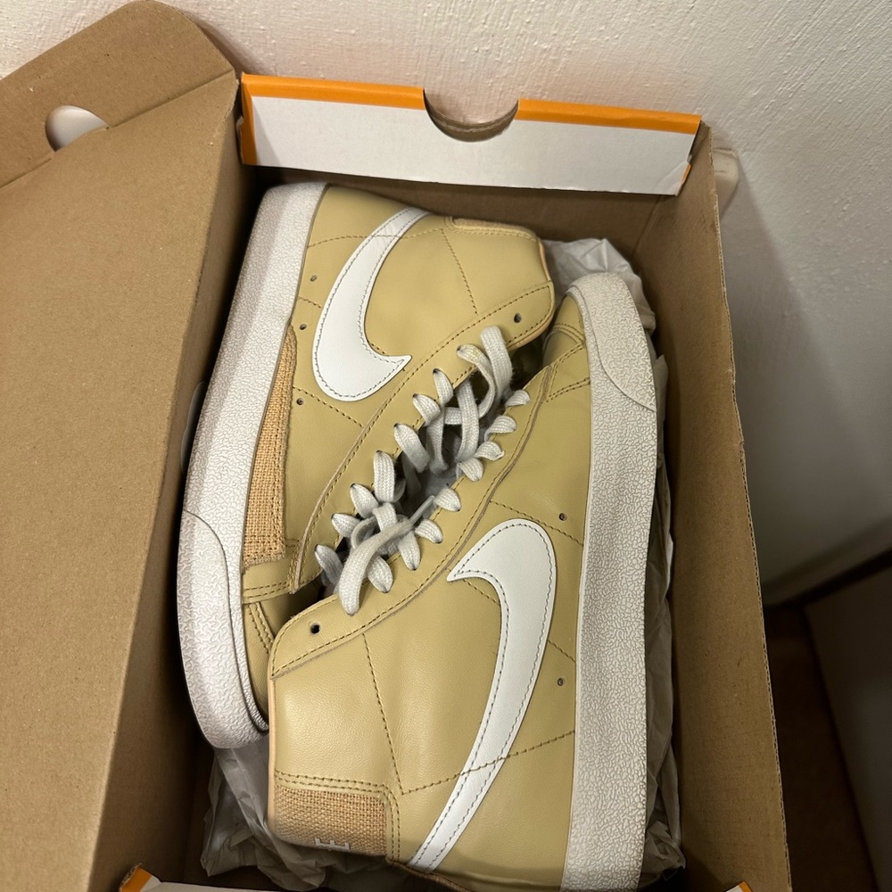 Nike Blazers Women 7.5 sesame summit white!Worn only a couple of times!
